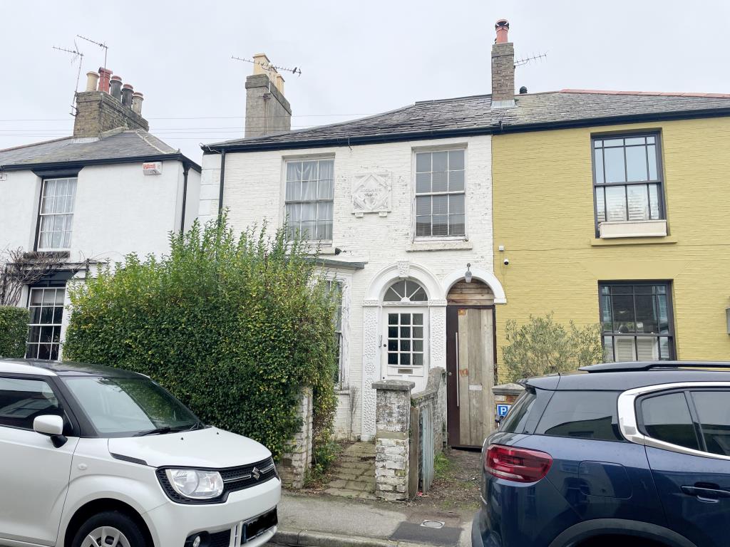 Lot: 66 - THREE-BEDROOM HOUSE FOR REFURBISHMENT/REPAIR - Front of end-terrace with bay window